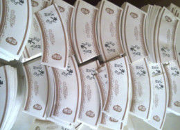 آلة قطع كؤوس الورق المزود